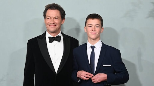 Dominic West blij dat zoon niet meer in The Crown speelt
