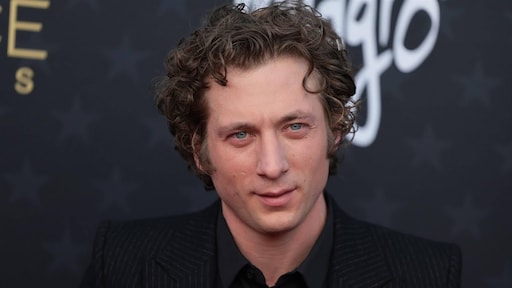 Bear-acteur Jeremy Allen White zoenend gespot met zangeres Rosalía