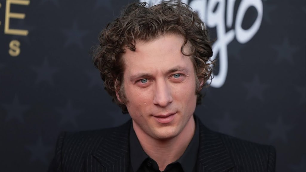 Bear-acteur Jeremy Allen White zoenend gespot met zangeres Rosalía