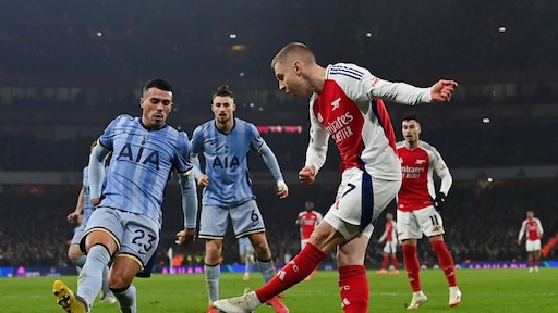 Arsenal verslaat Tottenham en dicht het gat op Liverpool
