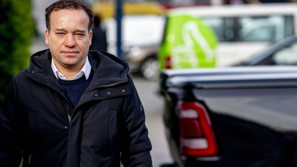 Mick van Wely hervat werkzaamheden na beschuldigingen wangedrag