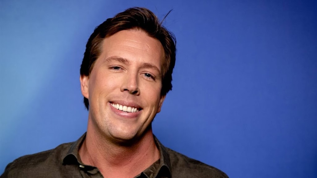 Freek Vonk haalt met blote handen twee dode larven uit been: 'Groter dan gedacht'