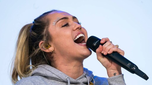 Miley Cyrus neemt het op voor Selena Gomez