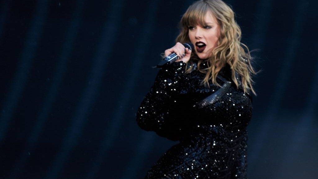 Taylor Swift slikt tranen weg tijdens concert