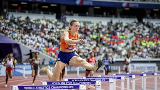 Femke Bol wint met speels gemak serie 400 meter horden op WK