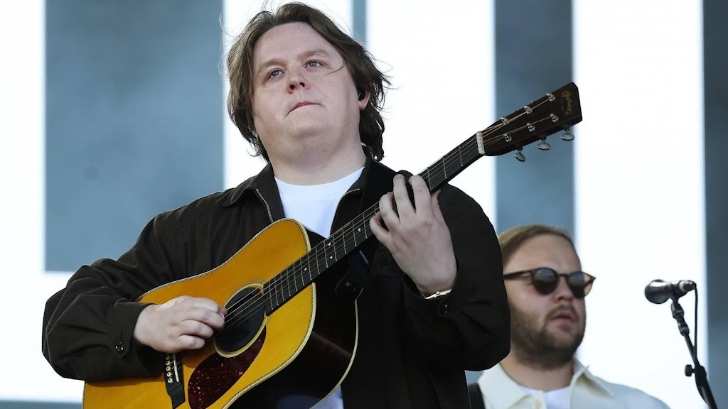 Lewis Capaldi tourt verder in zomer 2026