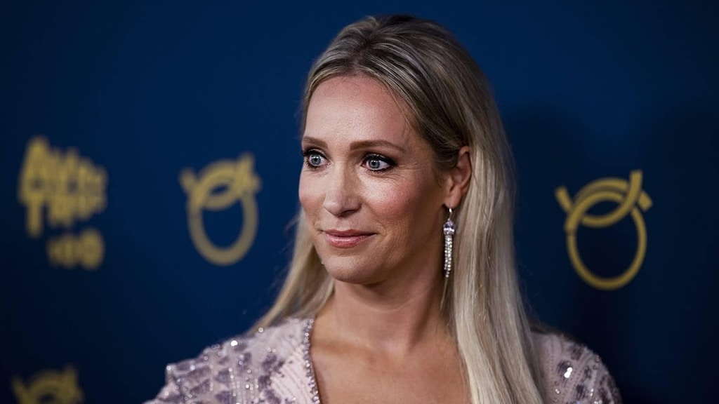 Herstel Hélène Hendriks duurt langer dan verwacht, Johnny de Mol langer te zien in De Oranjezomer