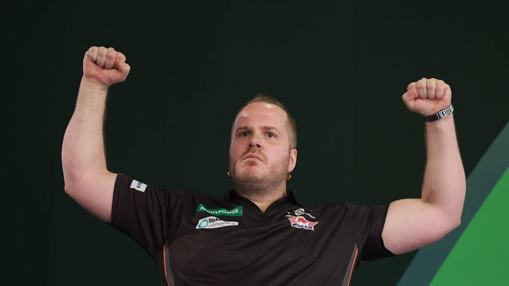 Darter Van Duijvenbode knokt zich naar tweede ronde op WK