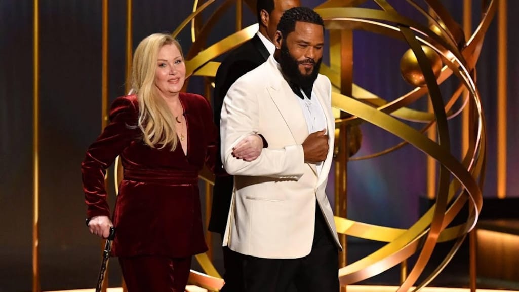 Christina Applegate overdonderd door staande ovatie tijdens uitreiking Emmy's