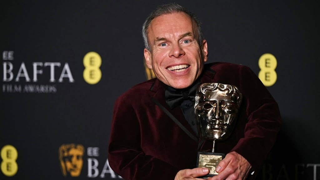 Warwick Davis draagt BAFTA-oeuvreprijs op aan overleden vrouw