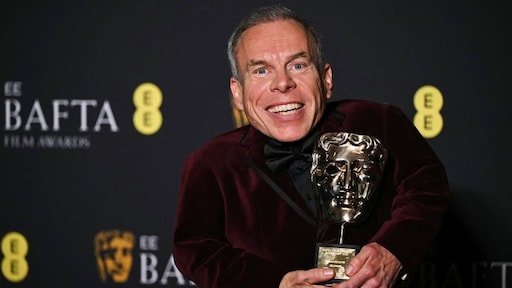 Warwick Davis draagt BAFTA-oeuvreprijs op aan overleden vrouw