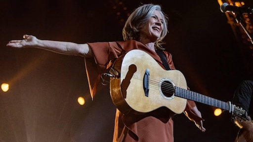 Verzorgingstehuizen krijgen optreden van 'troubadour' Lenny Kuhr