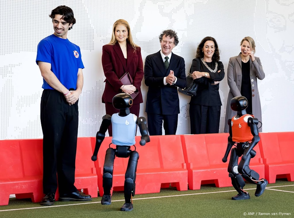 Amalia bewondert voetballende robots tijdens bezoek aan UvA