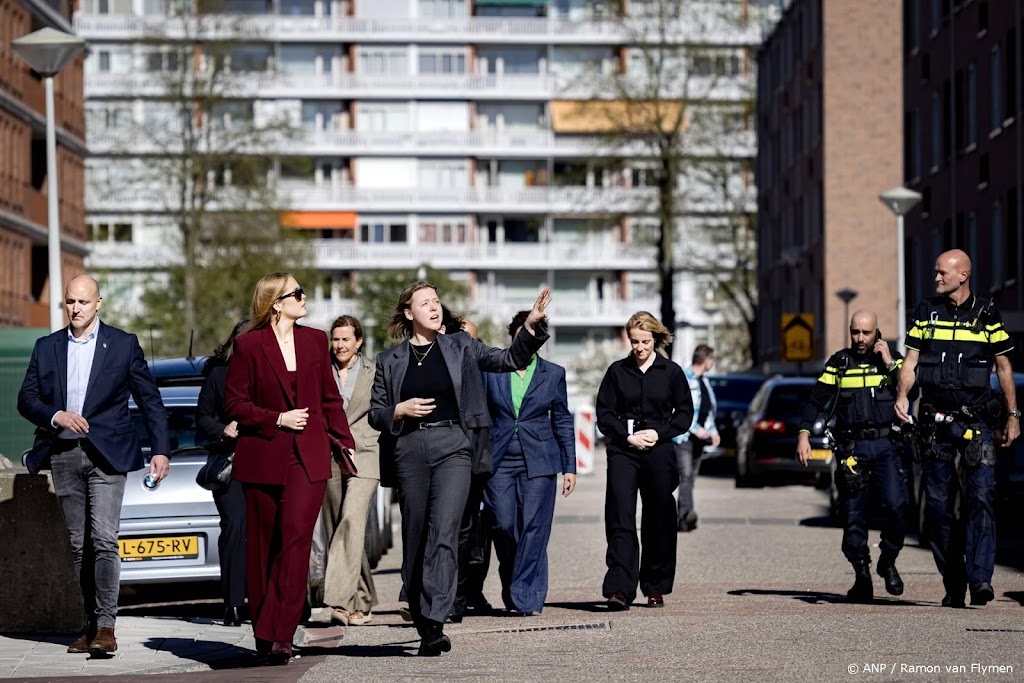 Prinses Amalia wandelt door Nieuw-West