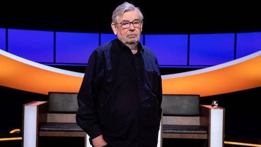 Maarten van Rossem hoopt op rust als hij op eigen bankje in het Wilhelminapark zit