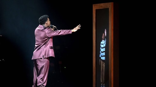 'Mini Claude' zingt C'est La Vie mee in songfestivalarena in Basel