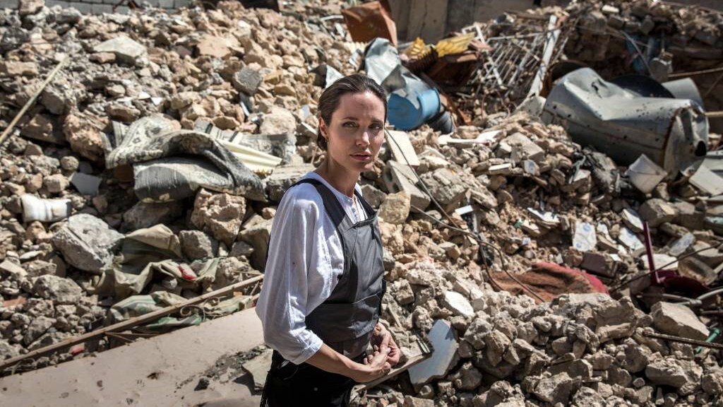 Angelina Jolie schrikt van ravage in Mosul