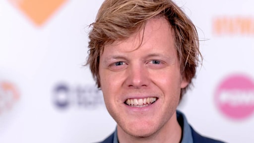 Lex Uiting staat Twan Huys bij in Late Night