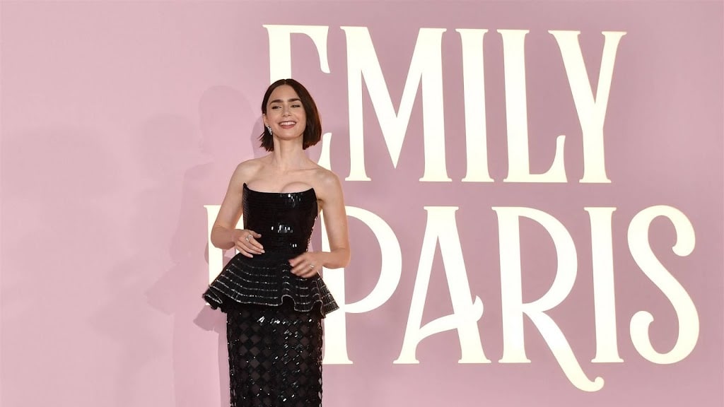 Lily Collins wil met nieuw seizoen Emily in Paris naar Tokio