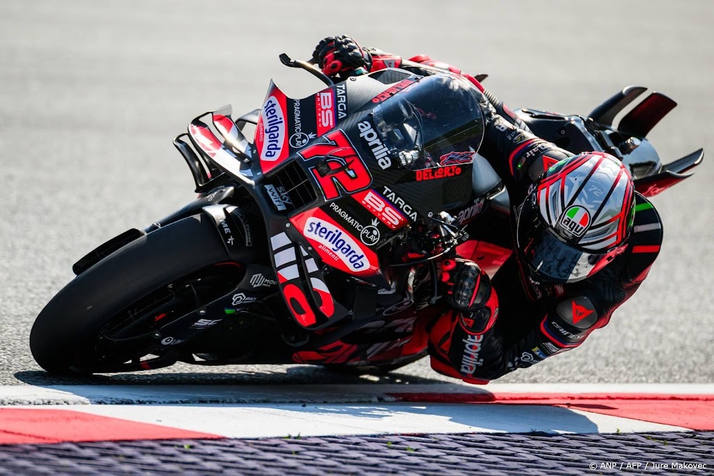 Motorcoureur Bezzecchi profiteert van crash Márquez en pakt pole