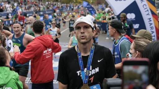 Ashton Kutcher traint kids (8 en 5) voor hardloopwedstrijd van 5 kilometer