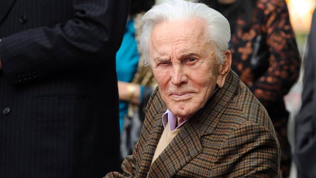 Kirk Douglas poseert met achterkleinkind