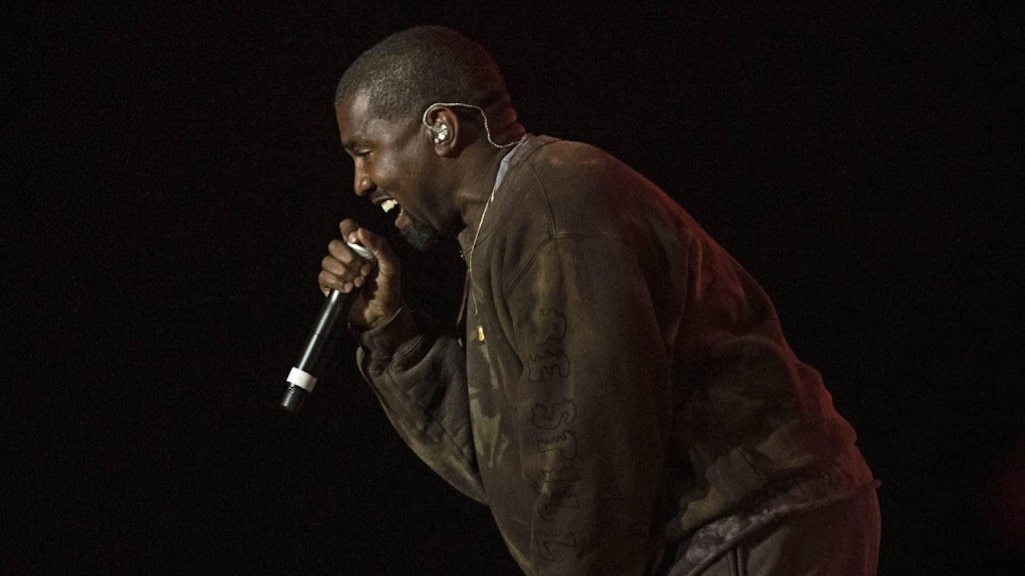 Ye begint met schone lei op Instagram, vraagt God opnieuw om hulp