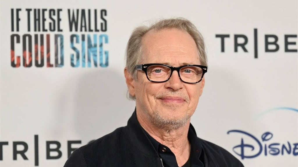 Steve Buscemi nieuwe schooldirecteur in tweede seizoen Wednesday