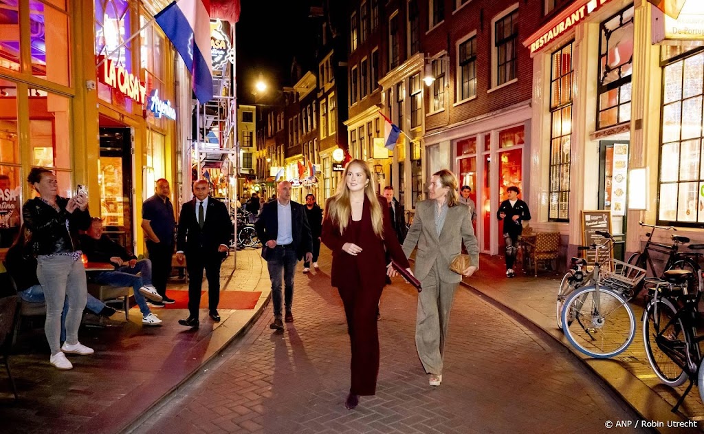 Prinses Amalia probeert chacha en krijgt dj-workshop