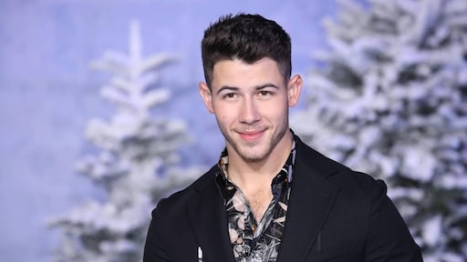 Nick Jonas afgevoerd naar ziekenhuis na ongeluk op set