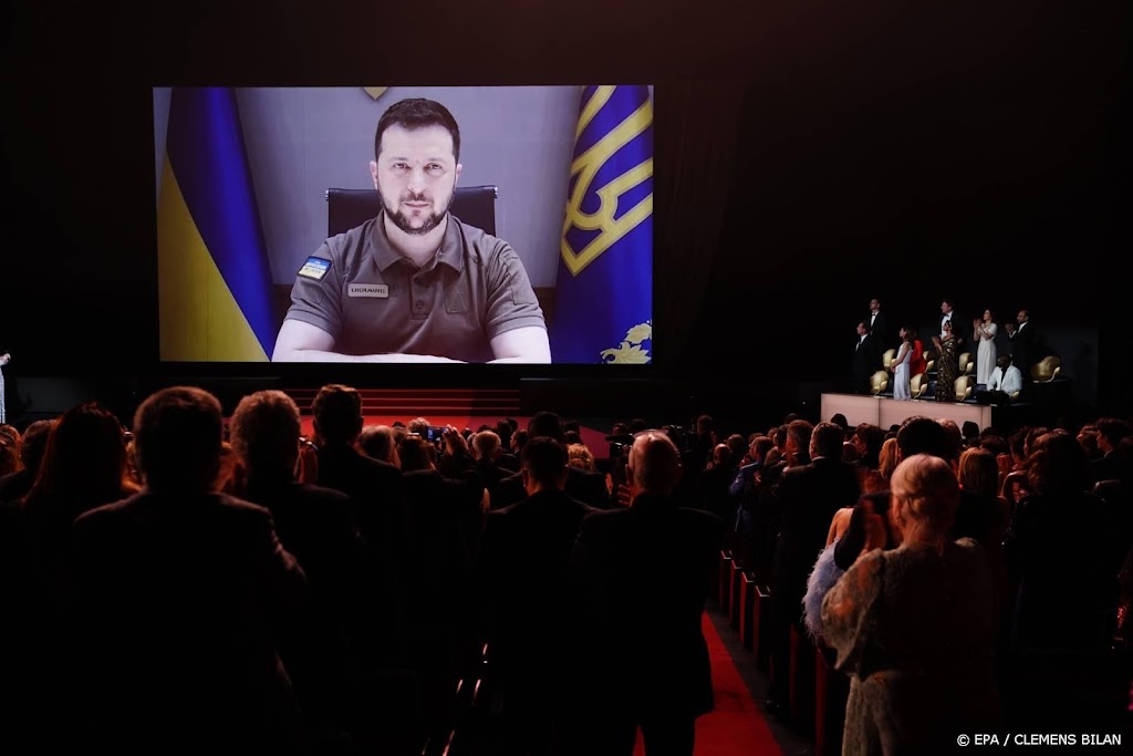 President Zelenski spreekt bezoekers filmfestival Cannes toe 