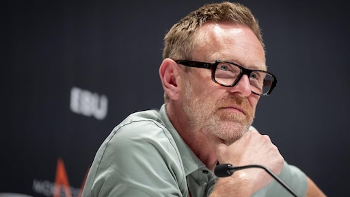 Opgeluchte songfestivalbaas pinkt traan weg door uitblijven incidenten