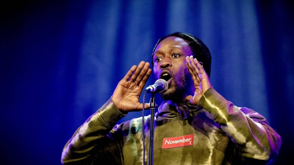 Akwasi wordt niet vervolgd voor opruiende tweets