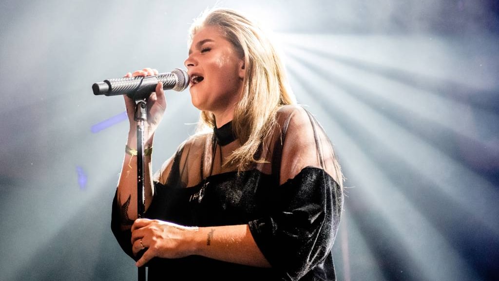 Roxeanne vindt moederschap overweldigend