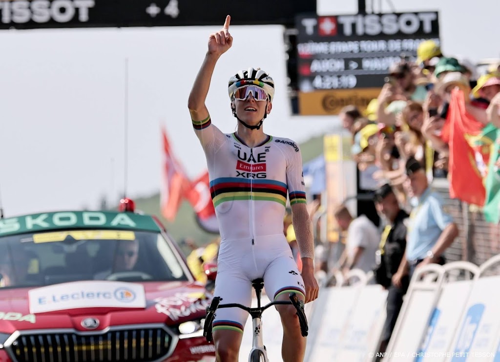 Pogacar rijdt solo naar winst op Hautacam en herovert gele trui