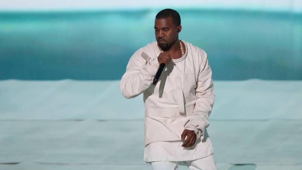 Kanye West onder vuur wegens kledingverkoop uit vuilniszakken