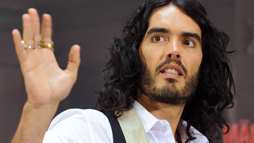 Beschuldigde Russell Brand treedt toch op en krijgt minutenlange ovatie