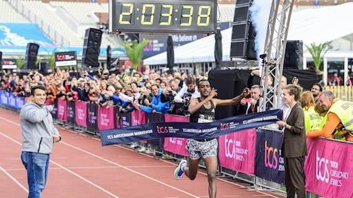 Niemand was ooit sneller in Amsterdam: Tola wint marathon in recordtijd