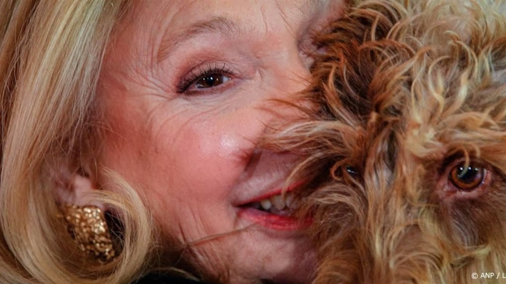 Janny van der Heijden samen met hond Nhaan op rode loper Televizier-Gala