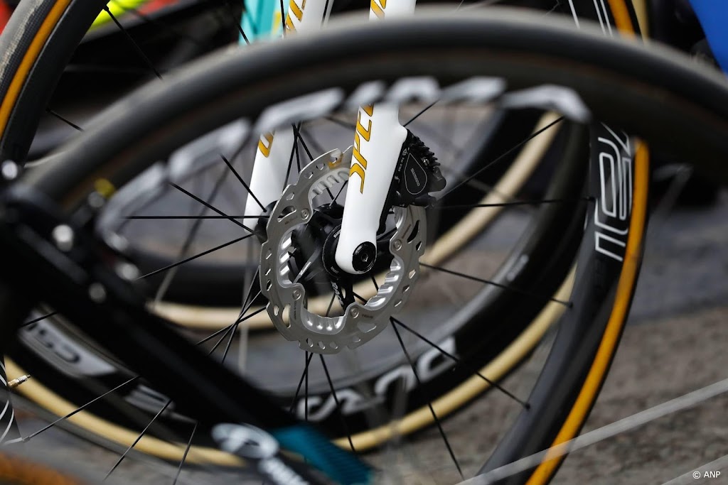 Derde etappe Tour of Holland gestopt nadat auto tekens negeerde