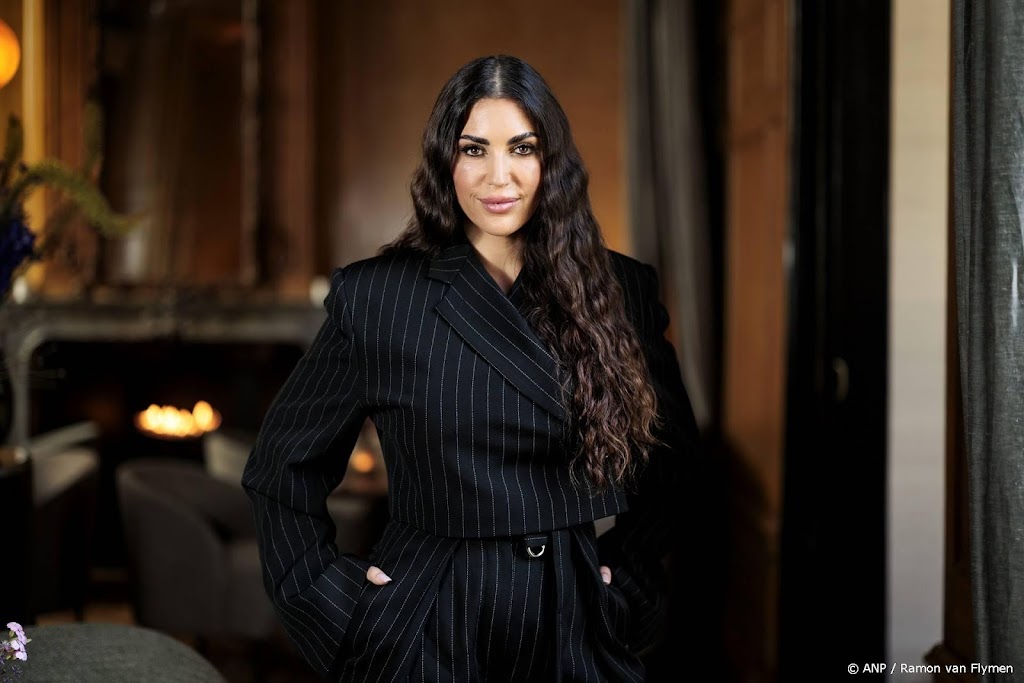 Yolanthe verrast jarige Xess Xava met een puppy