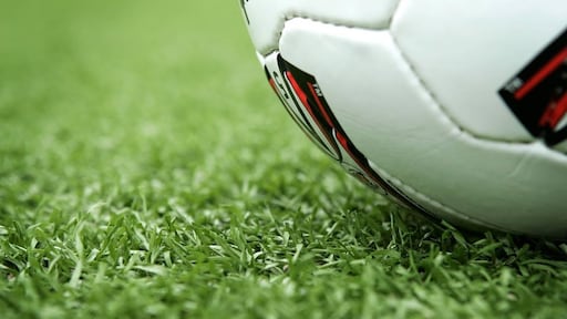 Spaanse voetballers raken uit protest bal niet aan bij aftrap