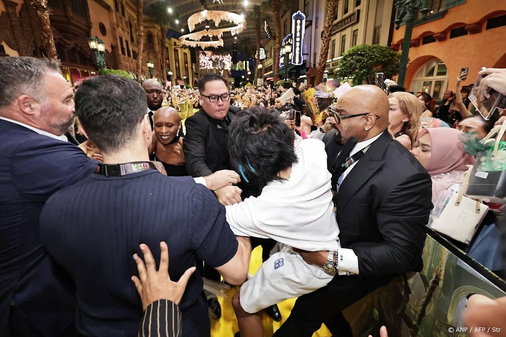 Man krijgt 9 dagen cel voor vastgrijpen Ariana Grande