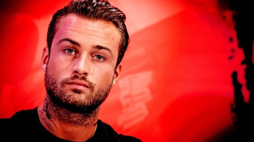 Dave Roelvink krijgt klappen bij demonstratie: 'Volksopstand'