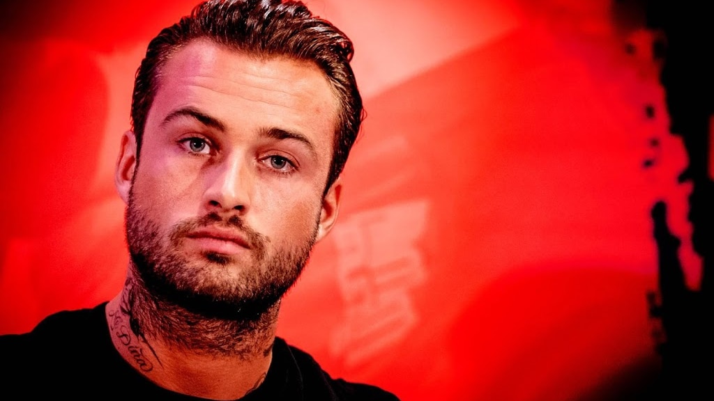 Dave Roelvink krijgt klappen bij demonstratie: 'Volksopstand'