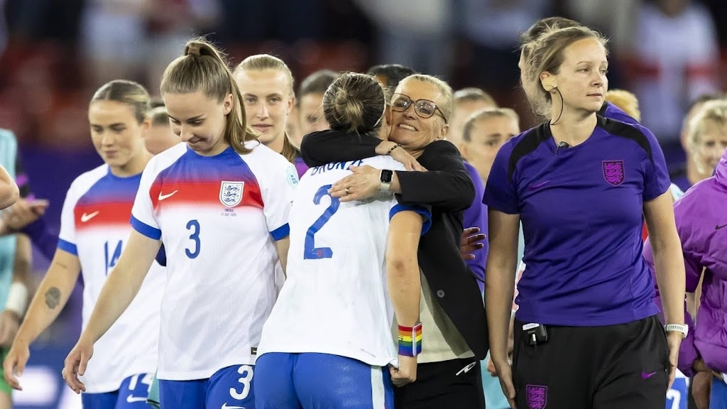 Bondscoach Wiegman ontsnapt met Engeland aan uitschakeling op EK