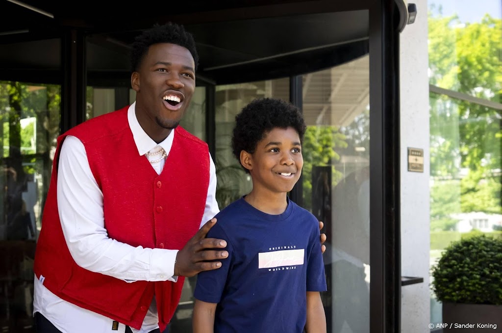 Claude steelt de show met 'mini-me' op podium tijdens optreden in Enschede