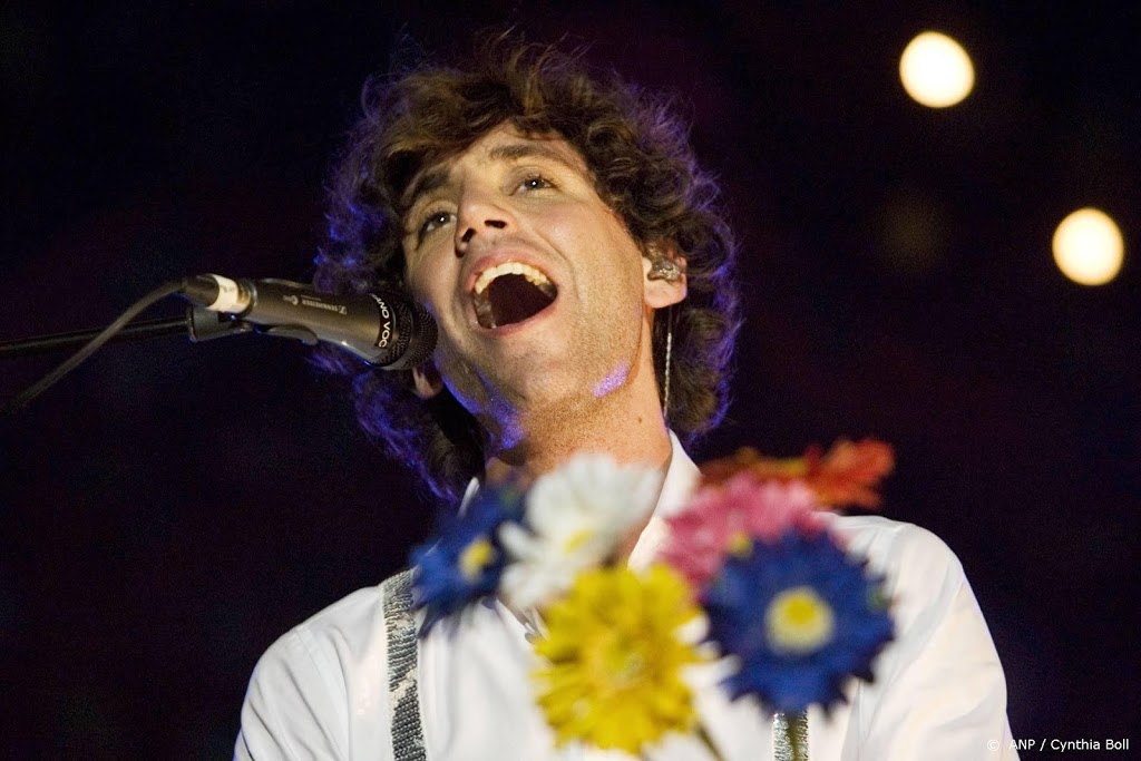 Mika strikt Kylie Minogue en Salma Hayek voor benefietconcert