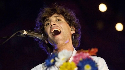 Mika strikt Kylie Minogue en Salma Hayek voor benefietconcert