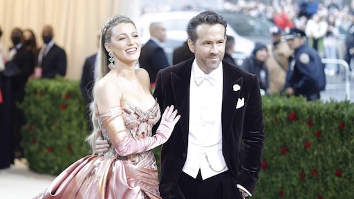 Boze Blake Lively deelt foto's van zwangere buik om paparazzi weg te jagen